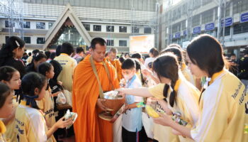 ๕ ธันวามหาราช ตักบาตรเพื่อพ่อ