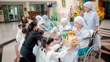 นักเรียนระดับปฐมวัย ส่งความสุขบ้านพร โอกาสฉลองแม่พระบังเกิด
