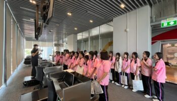 นักเรียน ม. ตอนปลาย ห้องเรียนภาษาไทย-สังคมศึกษา-ธุรกิจ ศึกษาดูงาน
